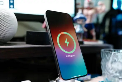 深泽苹果15换屏服务分享用什么充电器给iPhone15充电更好 